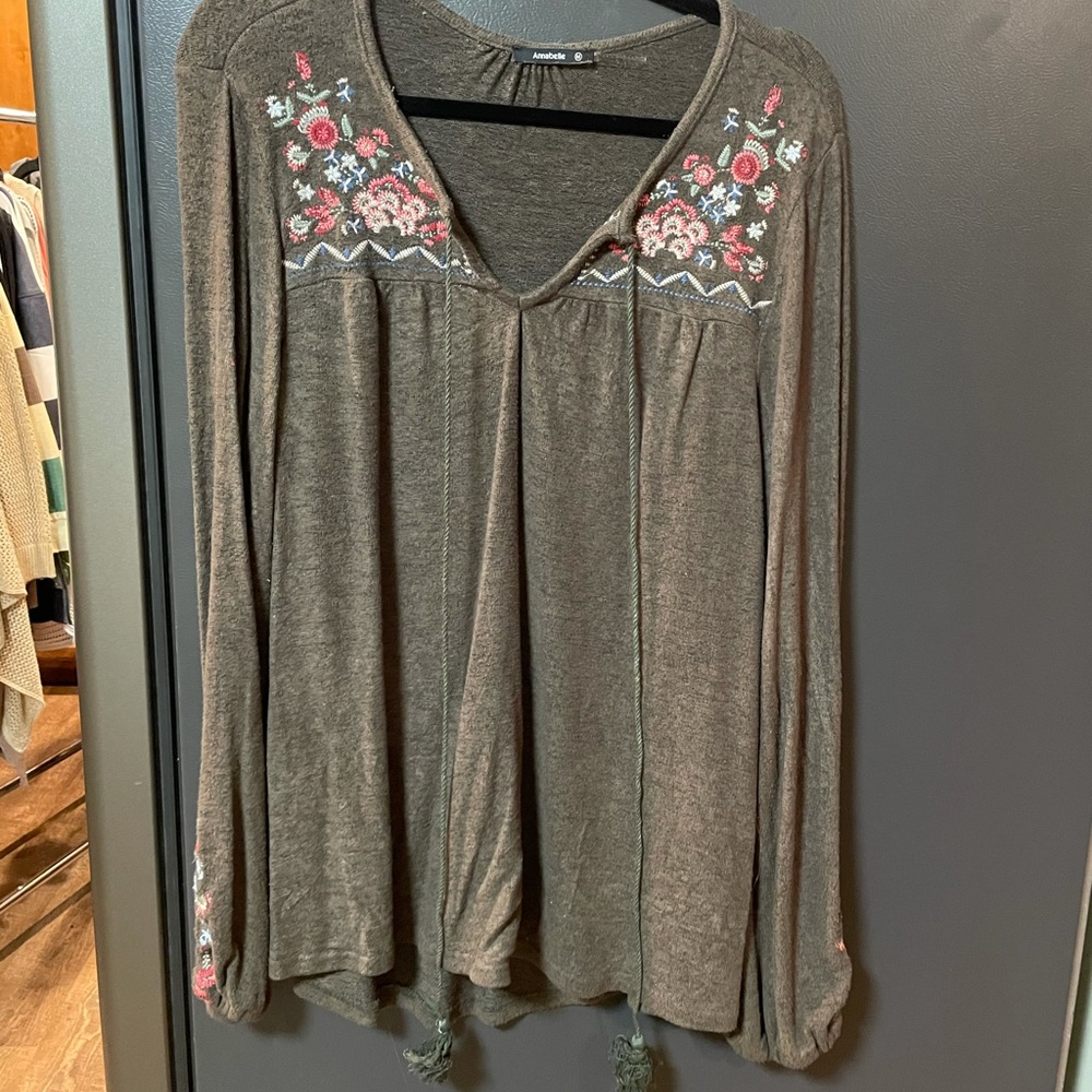 SUPER CUTE top with beautiful floral design